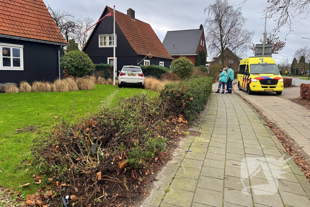 Automobiliste raakt van de weg en rijdt tuin in