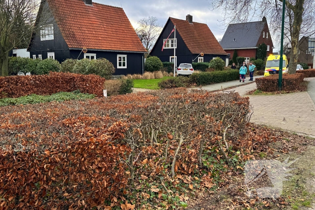 Automobiliste raakt van de weg en rijdt tuin in