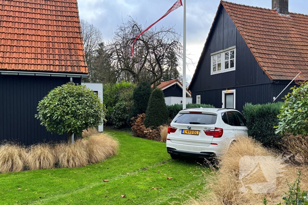 Automobiliste raakt van de weg en rijdt tuin in