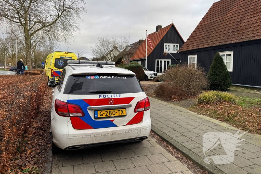 Automobiliste raakt van de weg en rijdt tuin in