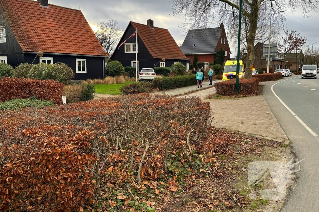 Automobiliste raakt van de weg en rijdt tuin in