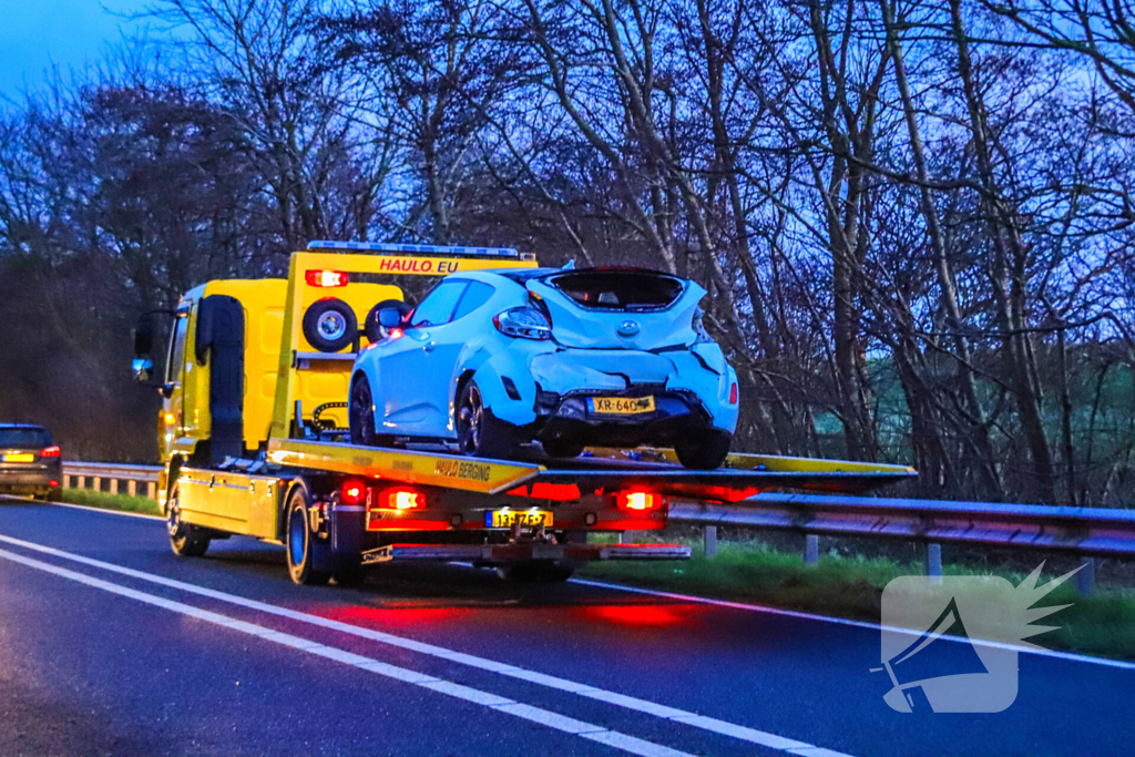 Aanrijding tussen twee voertuigen, veroorzaker rijdt door