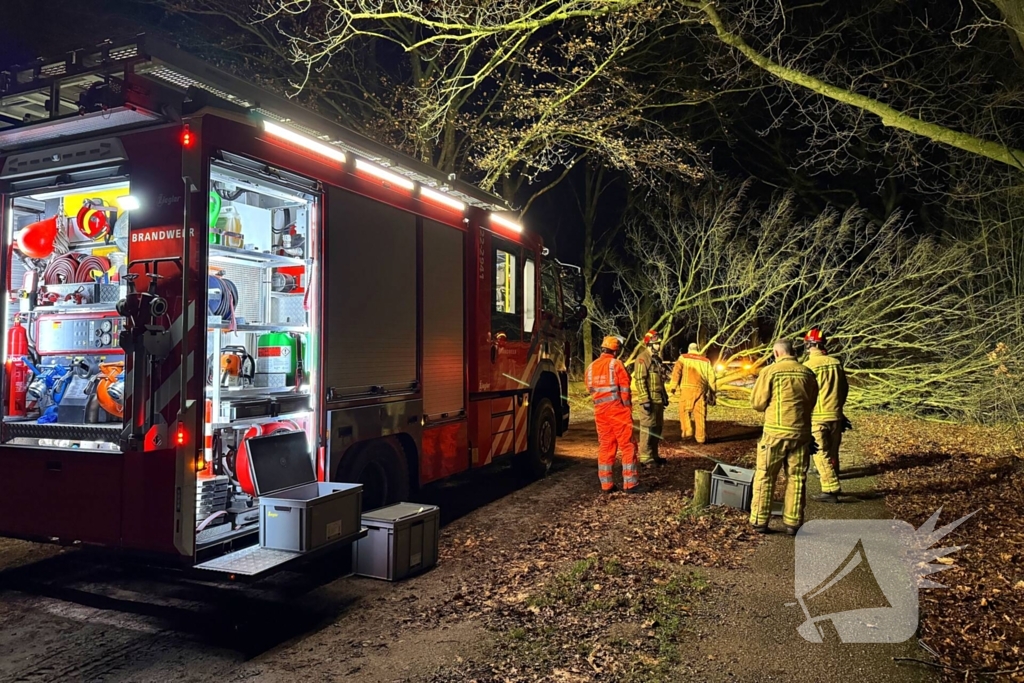 Boom blokkeert weg, brandweer maakt rijbaan vrij