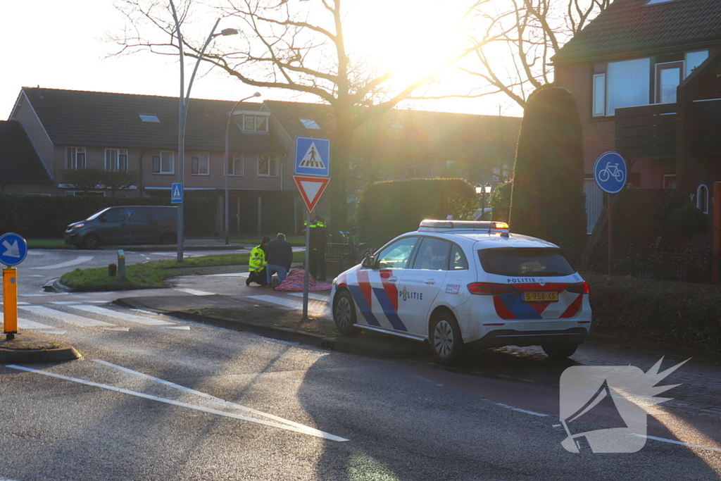 Vrouw valt op spekglad fietspad