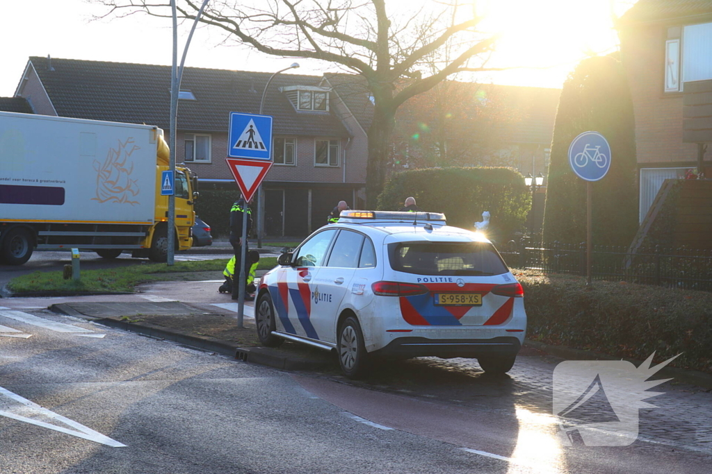 Vrouw valt op spekglad fietspad