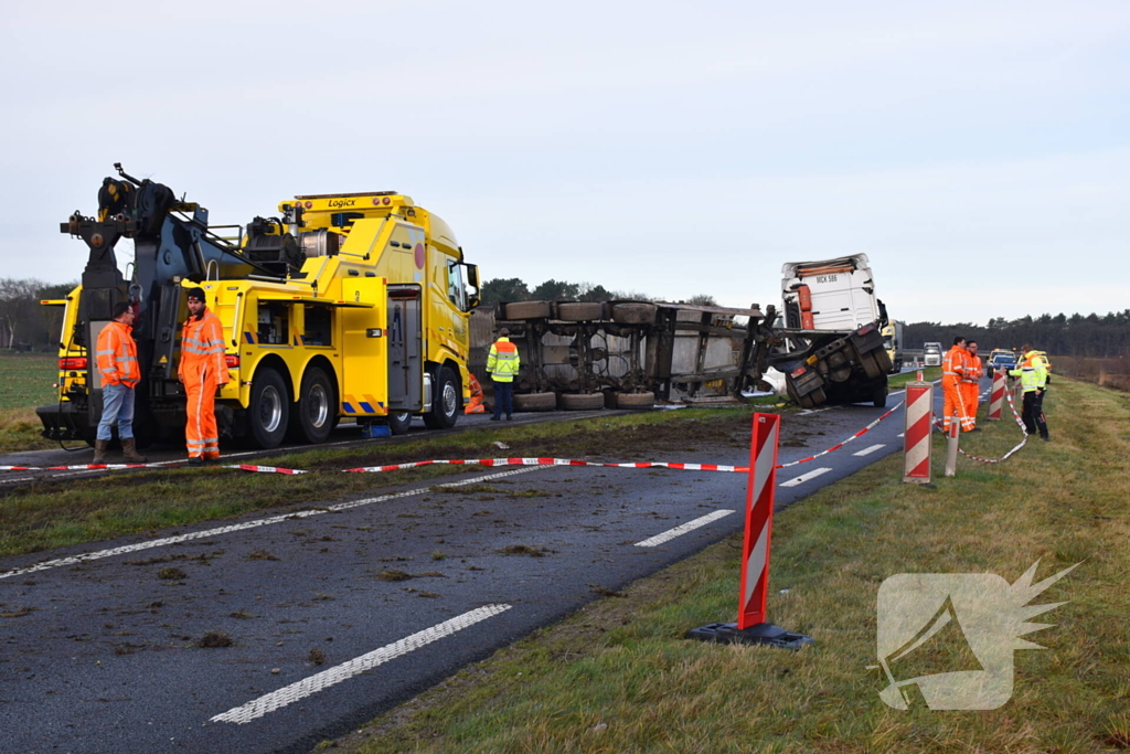 Vrachtwagen met friet kantelt en blokkeert weg