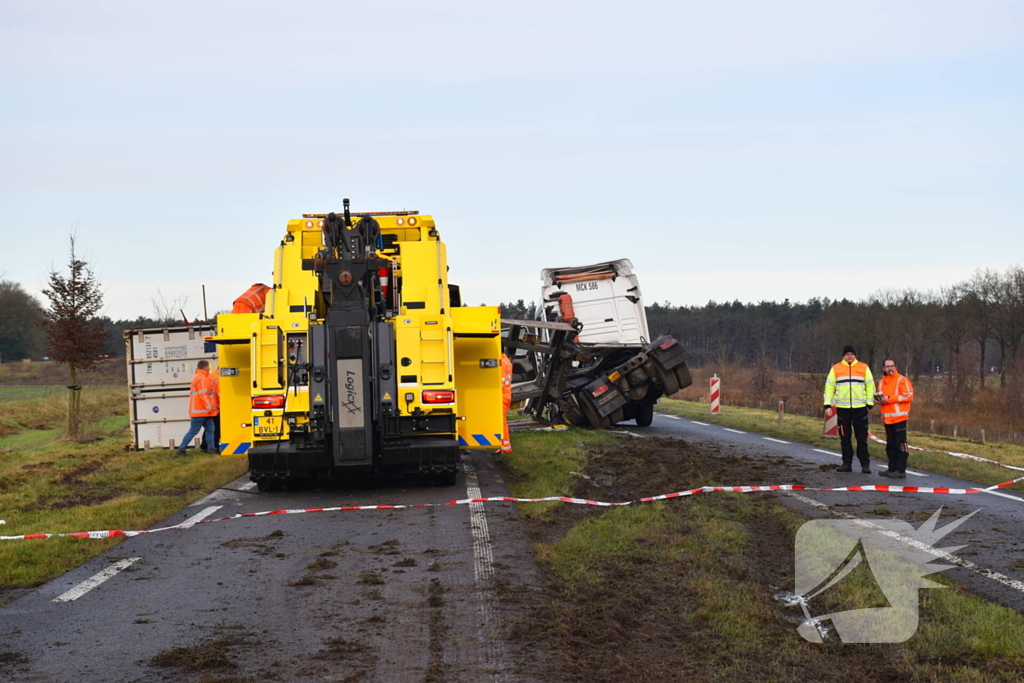 Vrachtwagen met friet kantelt en blokkeert weg