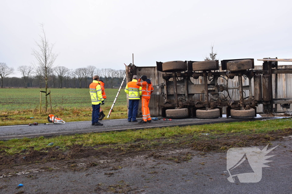 Vrachtwagen met friet kantelt en blokkeert weg