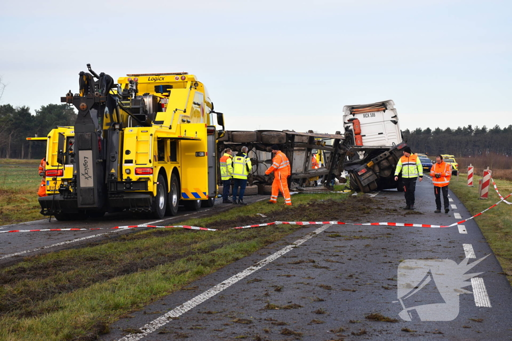 Vrachtwagen met friet kantelt en blokkeert weg