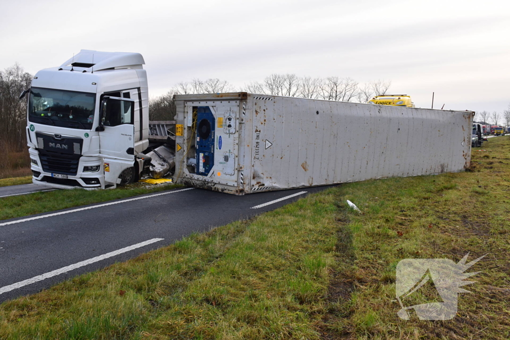 Vrachtwagen met friet kantelt en blokkeert weg