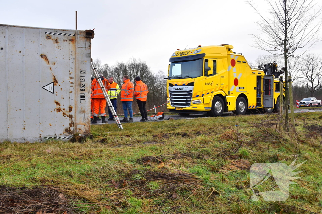 Vrachtwagen met friet kantelt en blokkeert weg