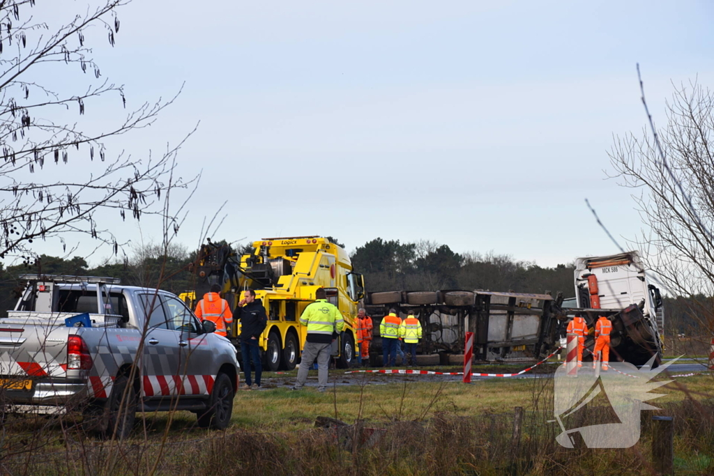 Vrachtwagen met friet kantelt en blokkeert weg