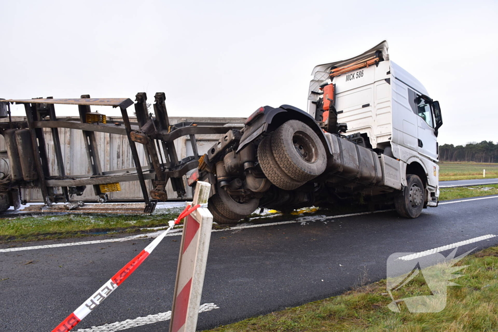 Vrachtwagen met friet kantelt en blokkeert weg