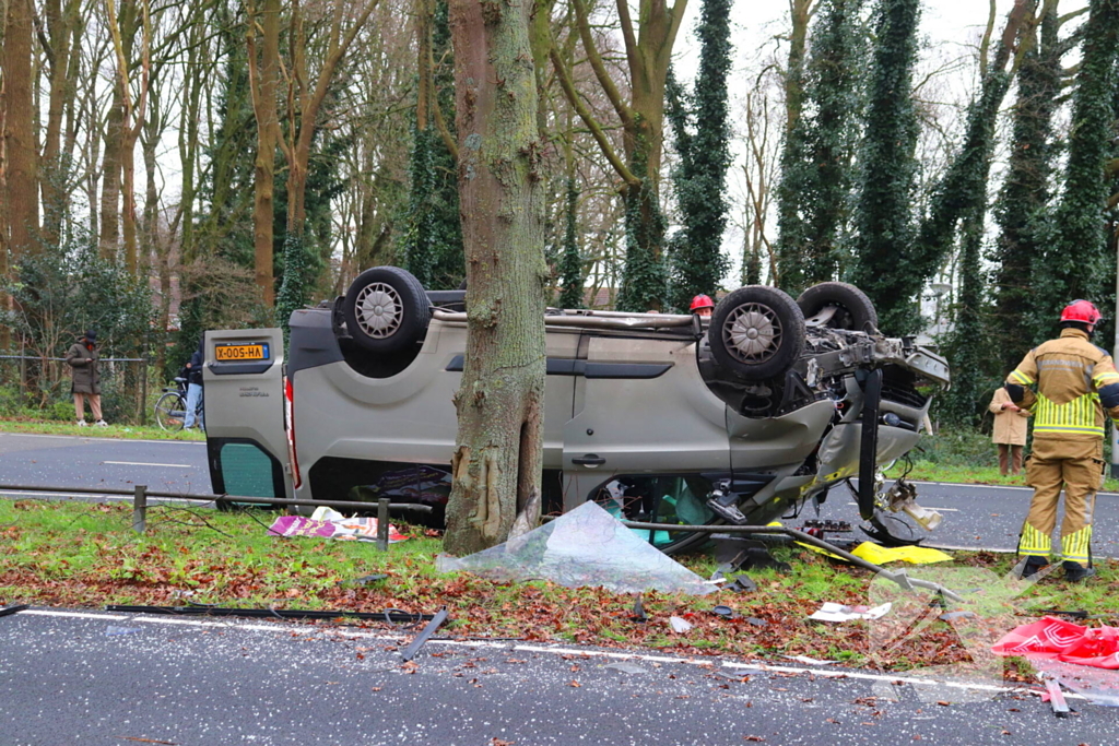 Bestelbus belandt op de kop bij verkeersongeval