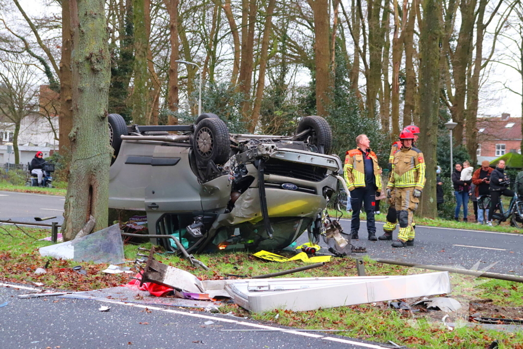 Bestelbus belandt op de kop bij verkeersongeval