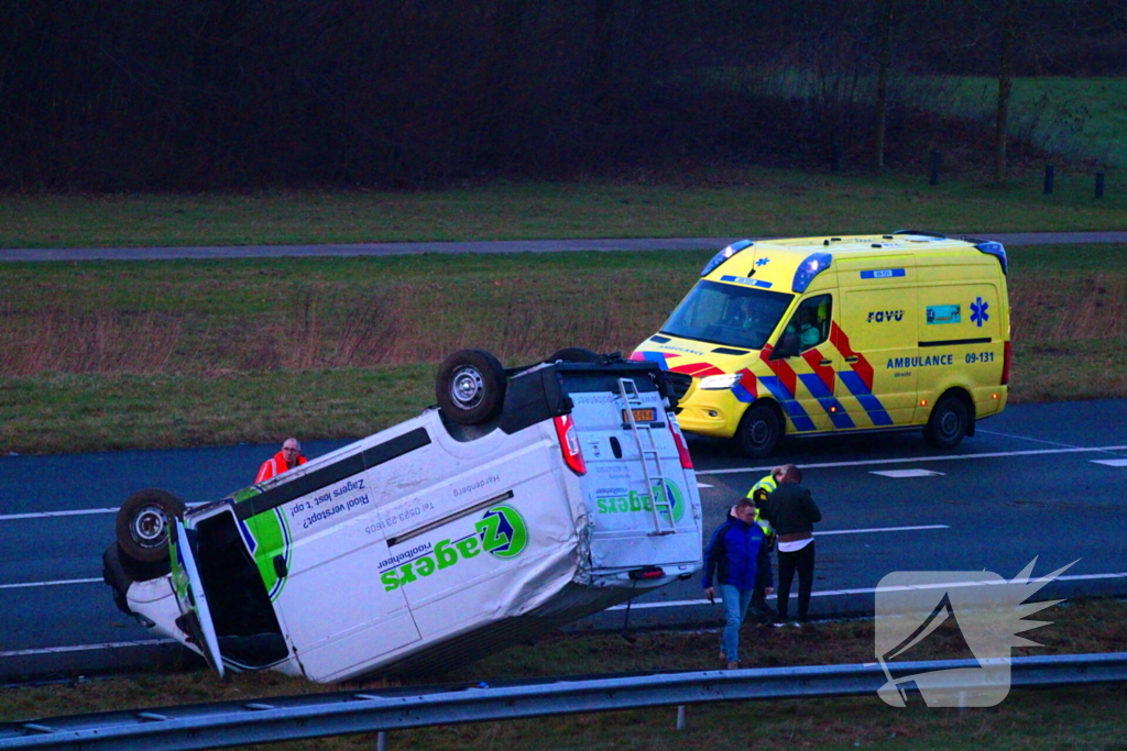 Bestelbus belandt op de kop bij verkeersongeval