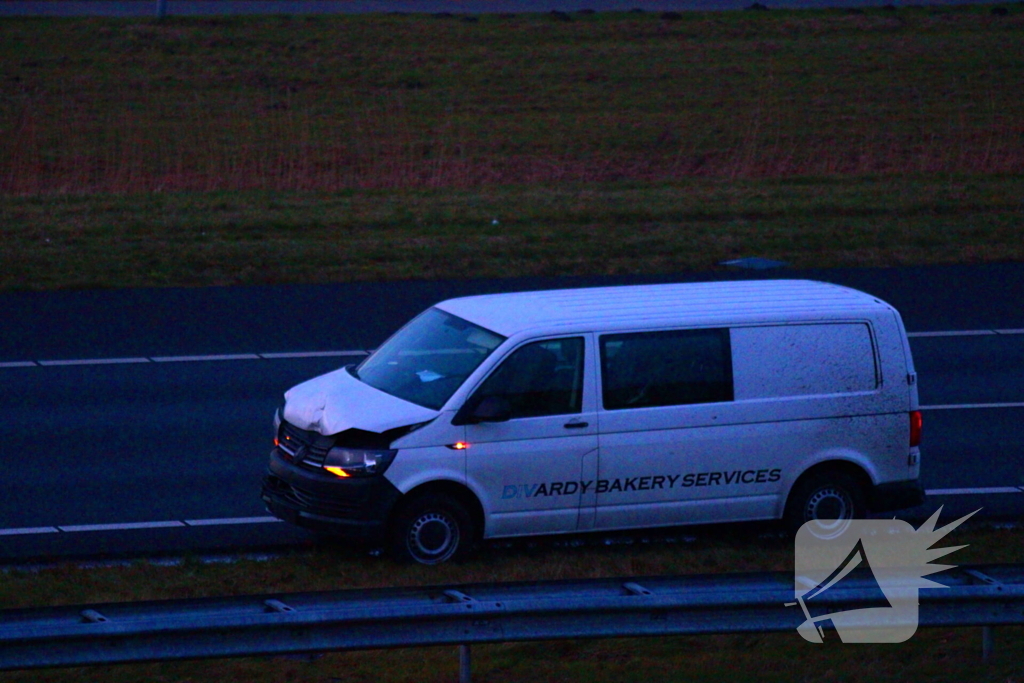 Bestelbus belandt op de kop bij verkeersongeval