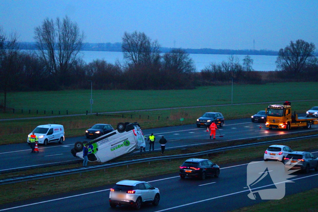 Bestelbus belandt op de kop bij verkeersongeval