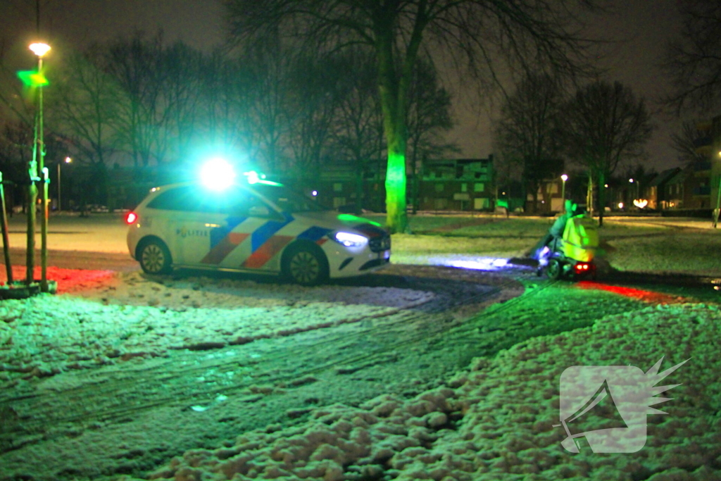 Scootmobiel rijdt zich vast door sneeuw