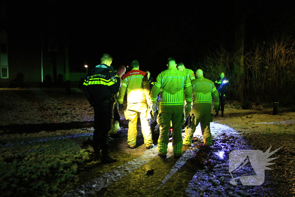 Scootmobiel rijdt zich vast door sneeuw