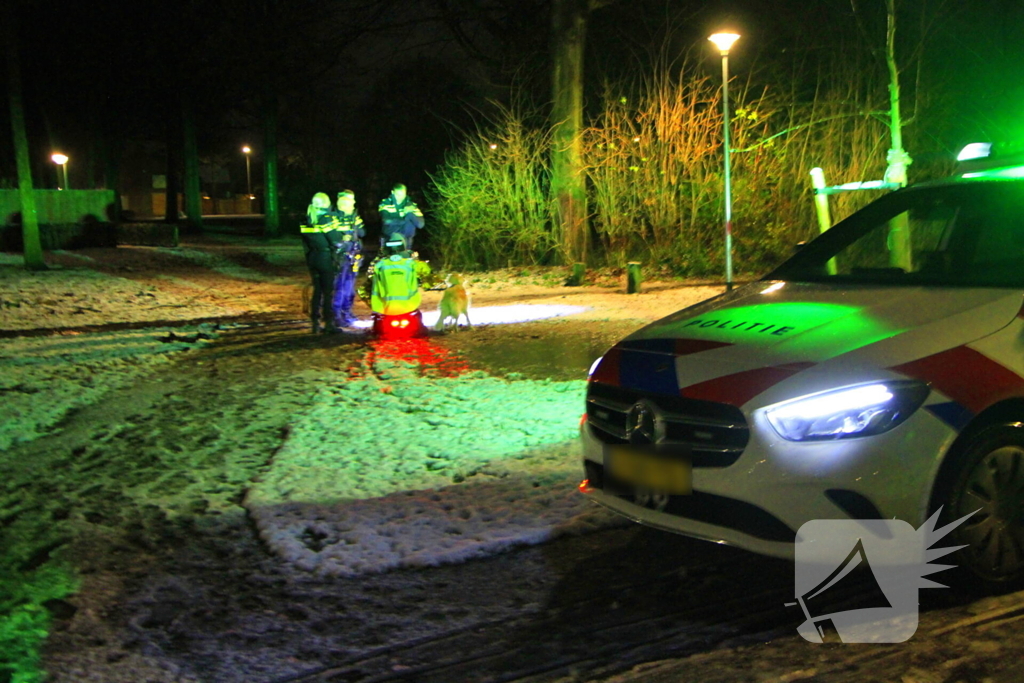 Scootmobiel rijdt zich vast door sneeuw