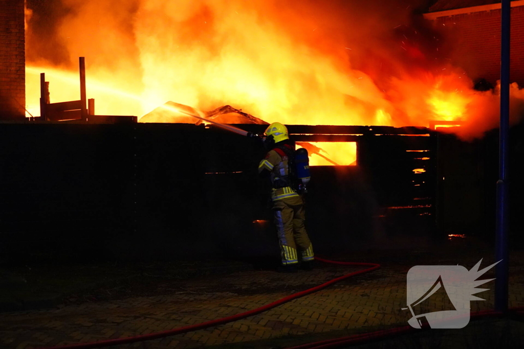 Voertuigbrand escaleert naar grote brand