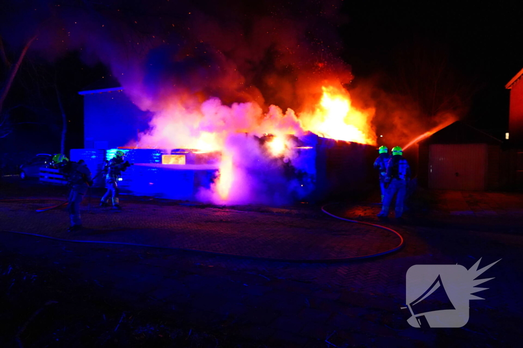 Voertuigbrand escaleert naar grote brand