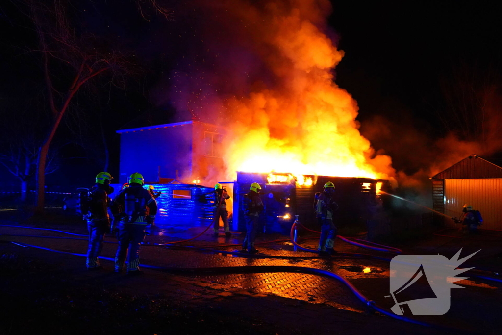 Voertuigbrand escaleert naar grote brand