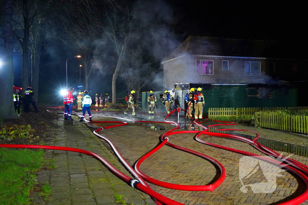 Voertuigbrand escaleert naar grote brand