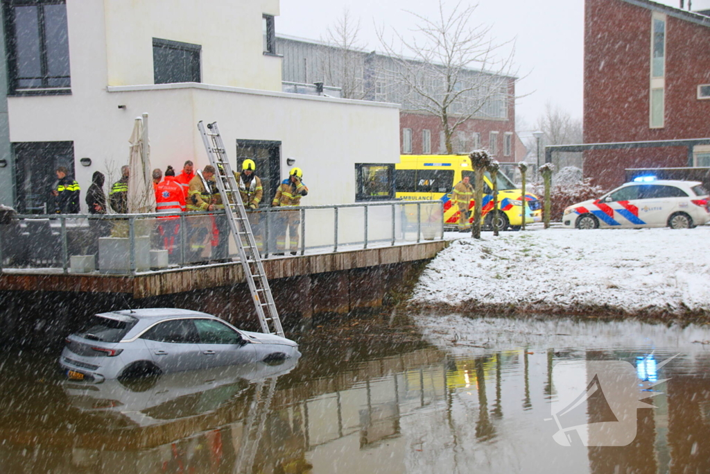 Auto te water, brandweer redt bestuurder uit het koude water