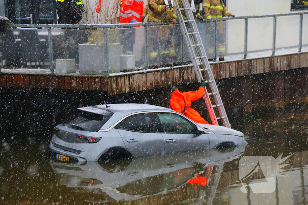 Auto te water, brandweer redt bestuurder uit het koude water