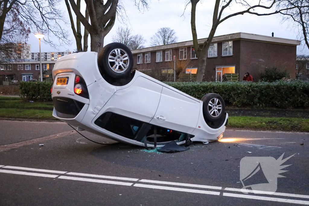 Automobilist belandt op de kop