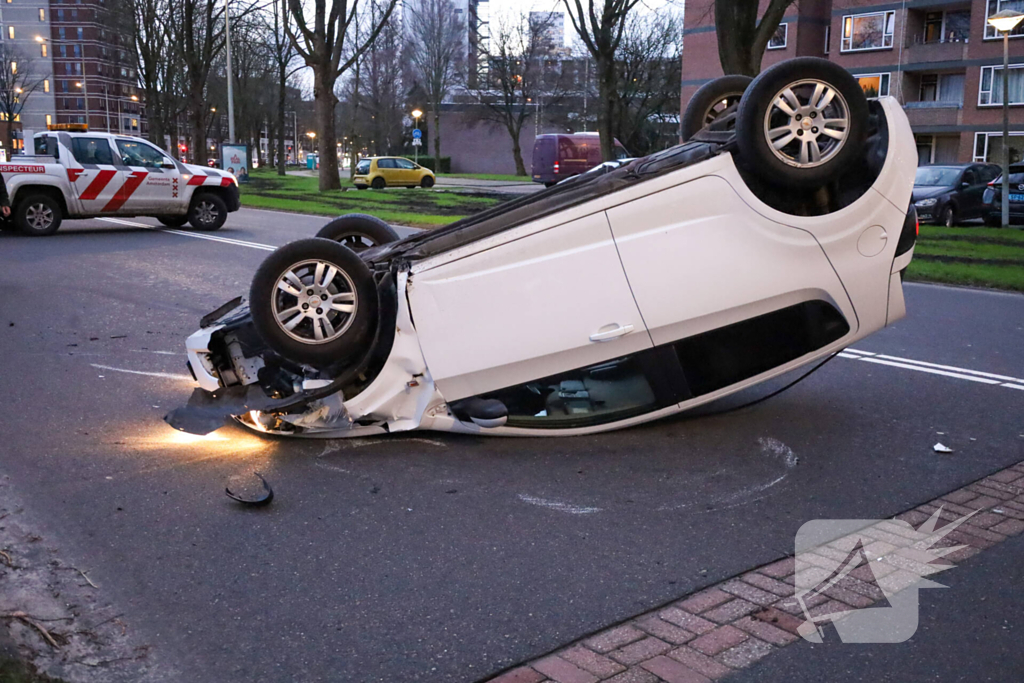 Automobilist belandt op de kop