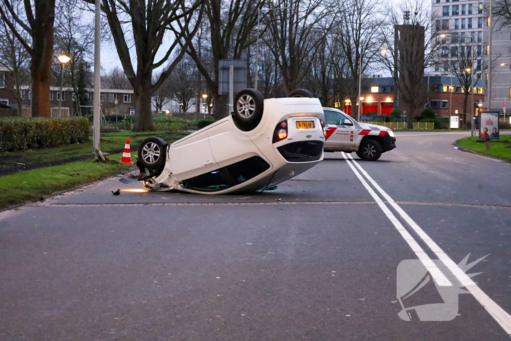 Automobilist belandt op de kop