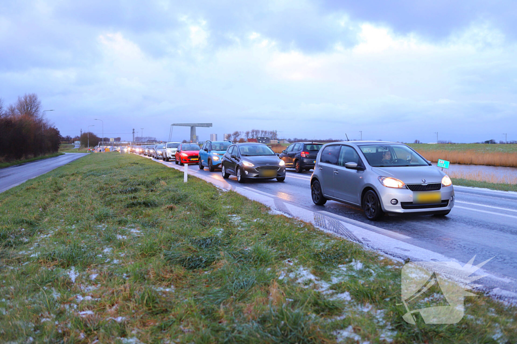 Kop-staartbotsing door glad wegdek