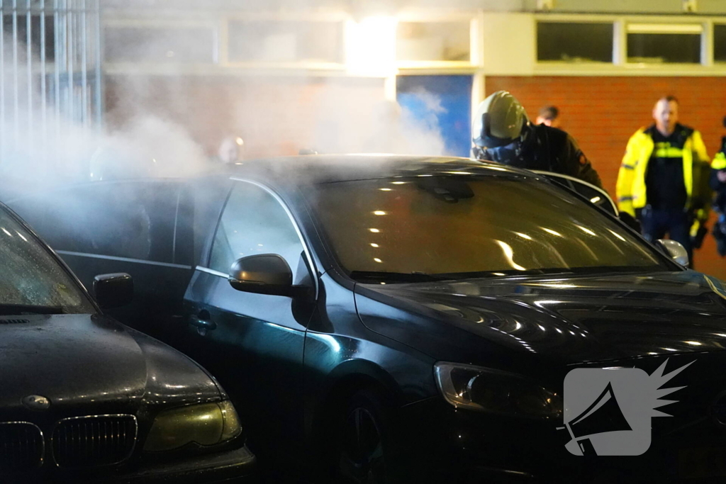 Auto vliegt in brand op parkeerplaats