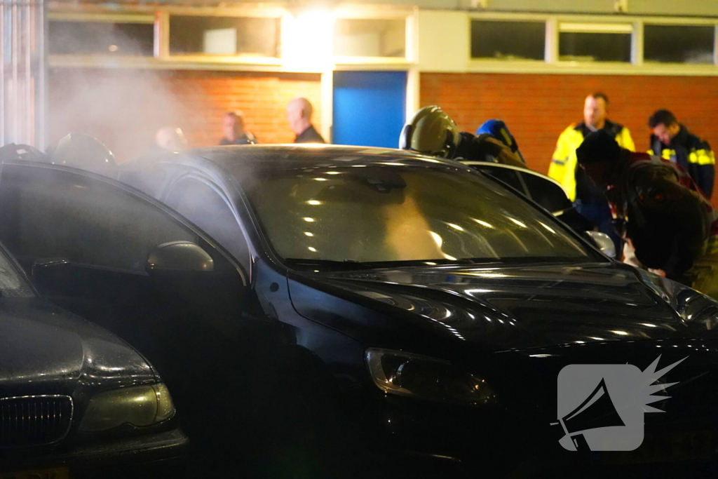 Auto vliegt in brand op parkeerplaats