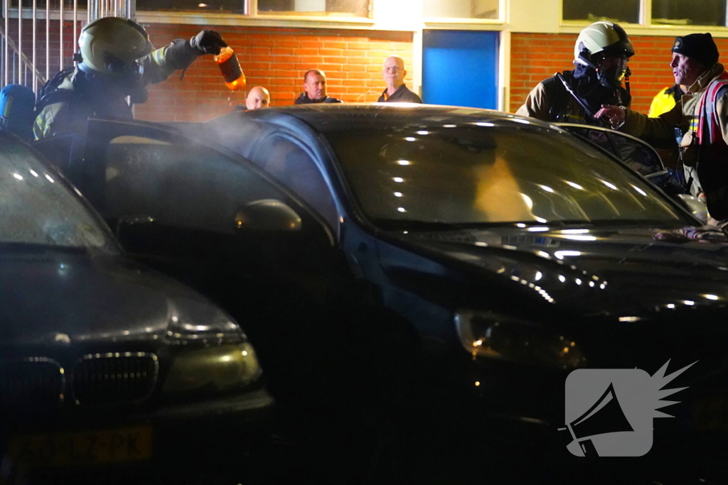 Auto vliegt in brand op parkeerplaats