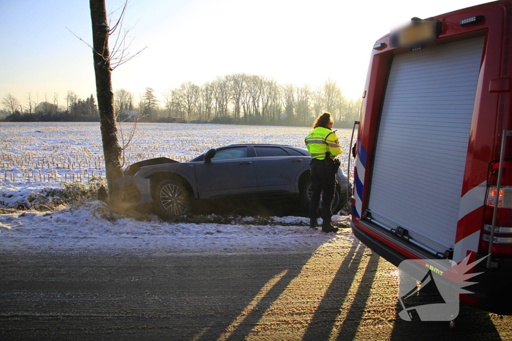 Meerdere automobilisten belanden in greppel door gladheid