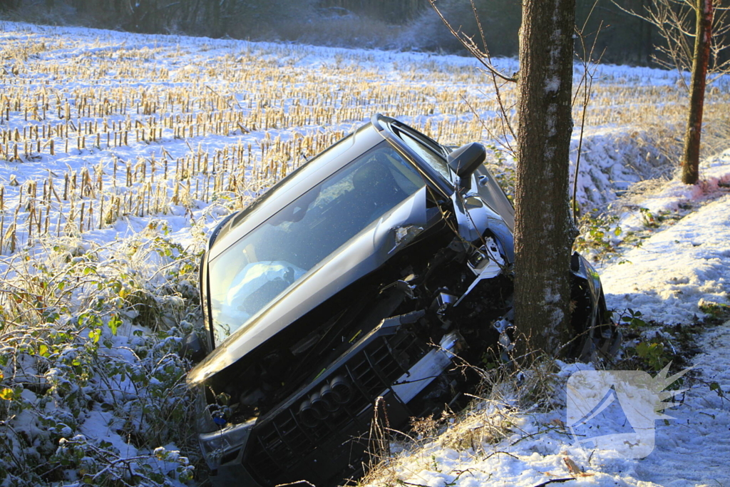 Meerdere automobilisten belanden in greppel door gladheid