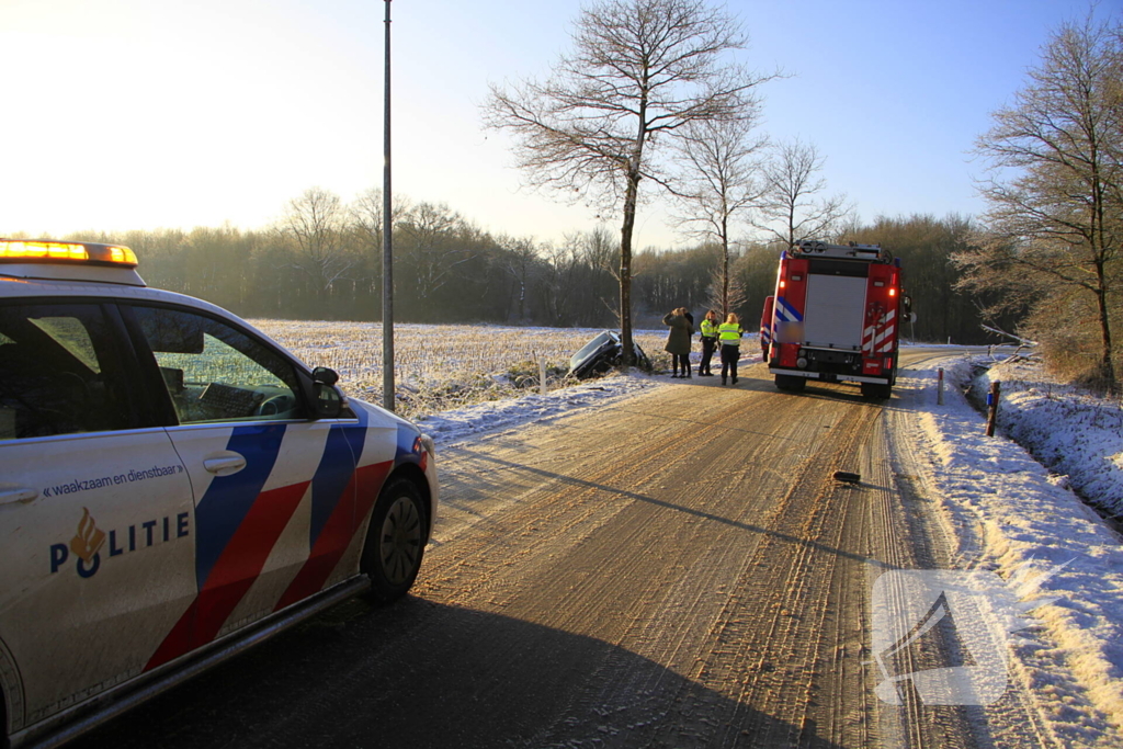 Meerdere automobilisten belanden in greppel door gladheid