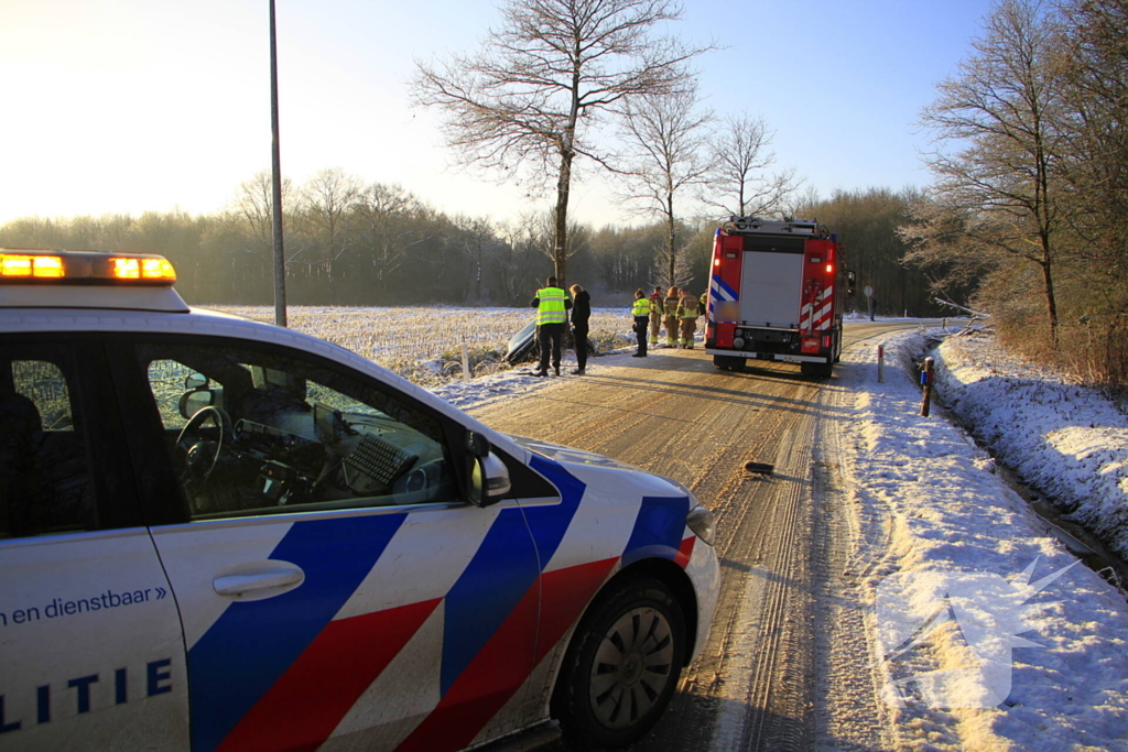 Meerdere automobilisten belanden in greppel door gladheid