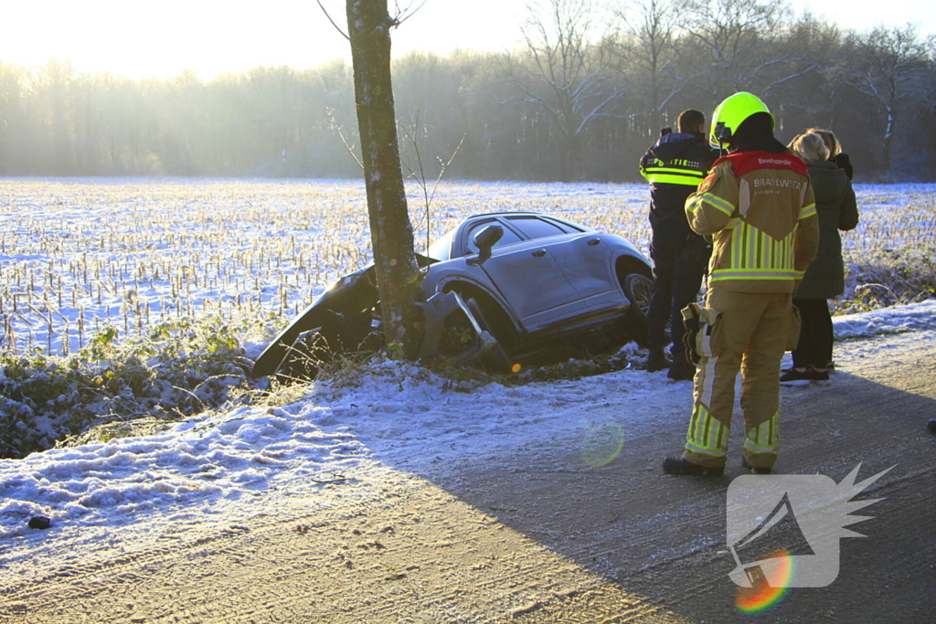 Meerdere automobilisten belanden in greppel door gladheid