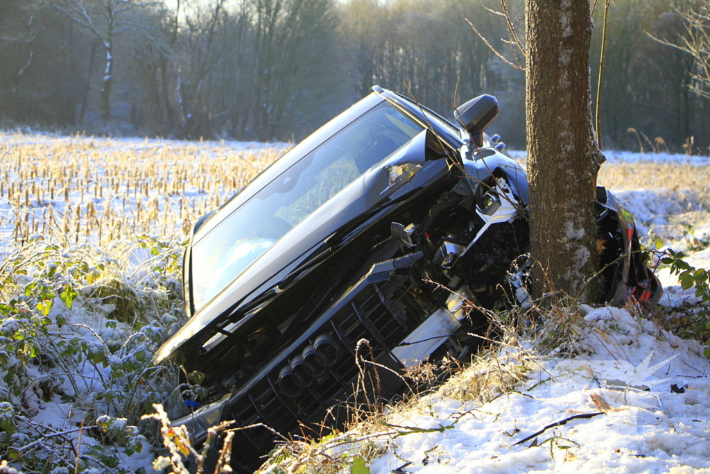 Meerdere automobilisten belanden in greppel door gladheid