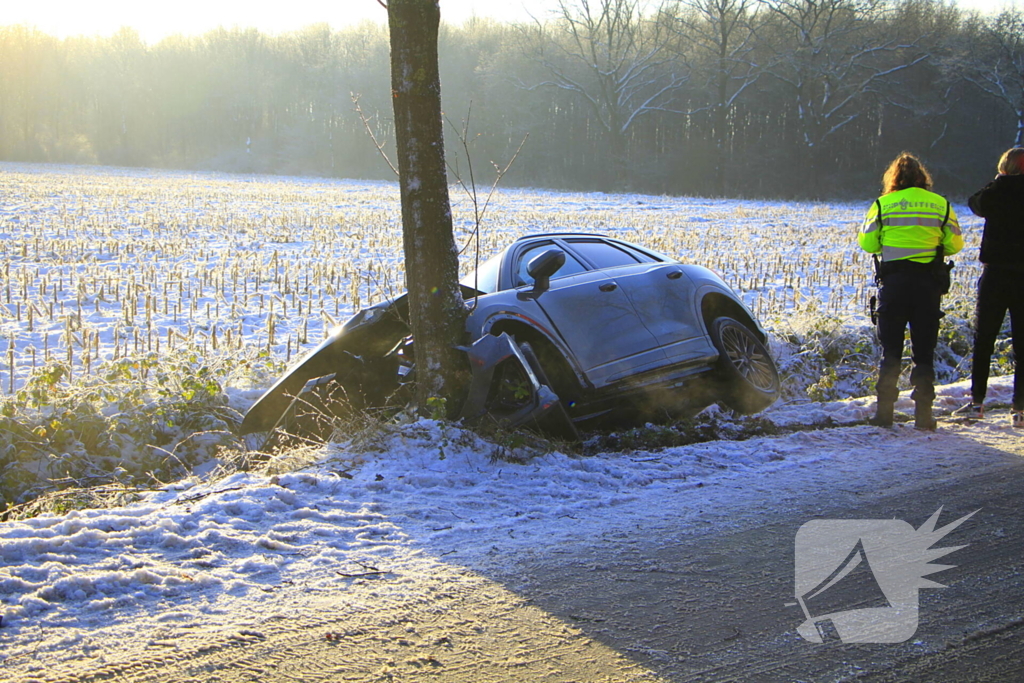 Meerdere automobilisten belanden in greppel door gladheid