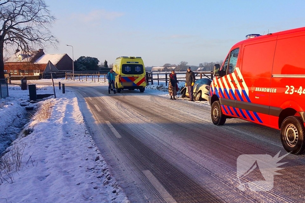 Meerdere automobilisten belanden in greppel door gladheid