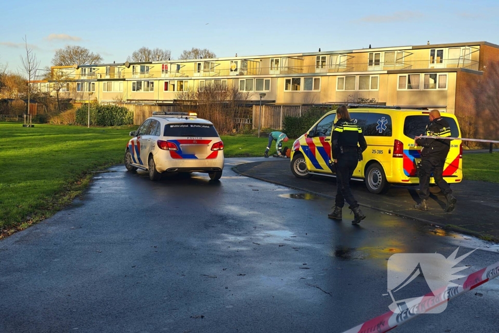 Fietser hard onderuit door glad wegdek