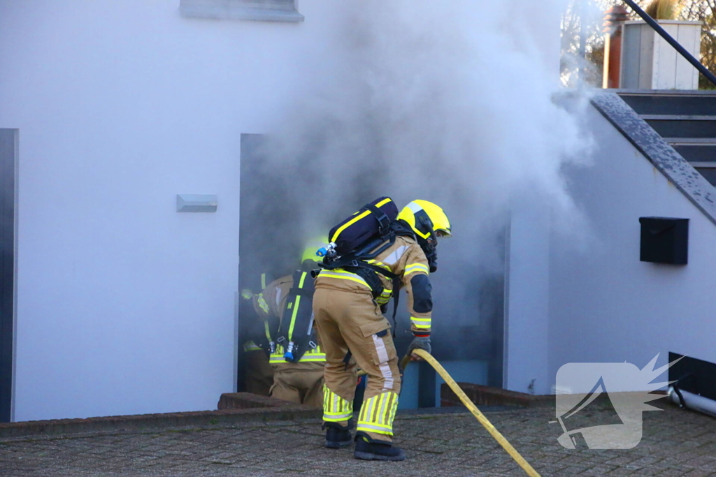 Veel rookontwikkeling bij brand in kantoorpand