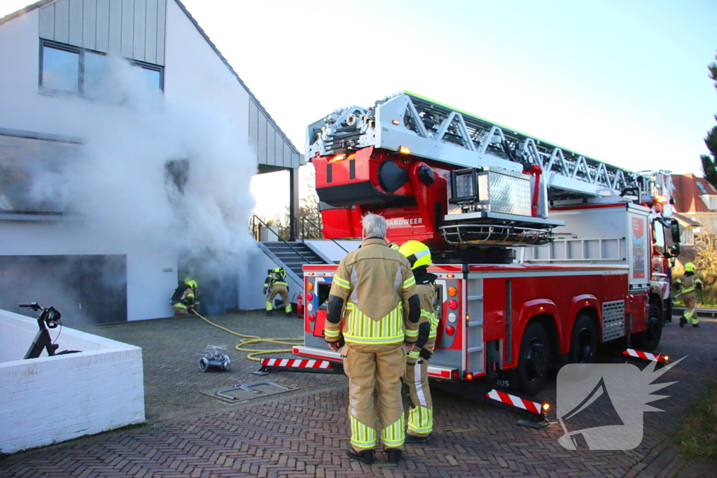 Veel rookontwikkeling bij brand in kantoorpand