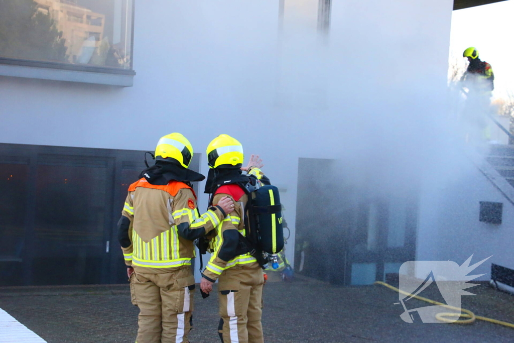 Veel rookontwikkeling bij brand in kantoorpand